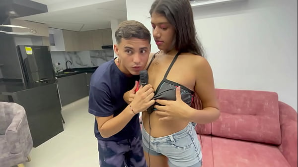 Ayudo a mi tímida india hermanastra con sus clases de canto y terminándola duro hasta que me corro rico en su culo lleno de esperma 1pt