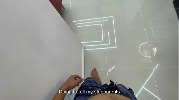 descubro a mi pequeña india hermanastra enviándole foto a su novio y a cambio de no decir nada le doy una rica follada