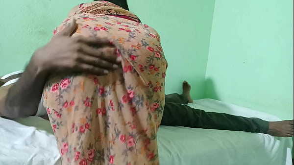 जब पति घर पे नहीं था तो अपने देवर जी के लन्ड चूस के मजे दिए