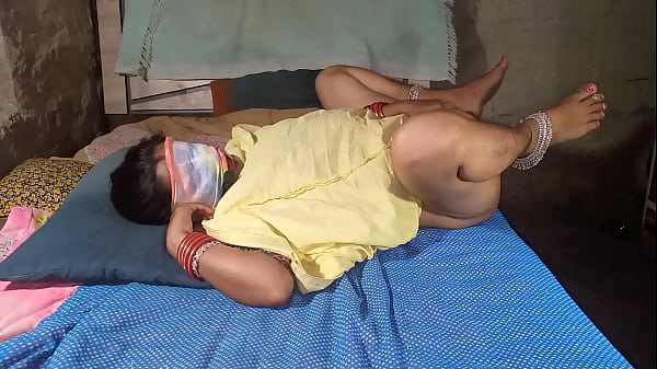 Dhire se daliye, virgin hu’ – Desi girl 18  talking dirty in hindi and losing her anal virginity