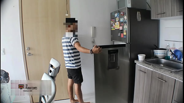 Mi cachonda hermanastra se toma mi semen en un biberón después que la follo