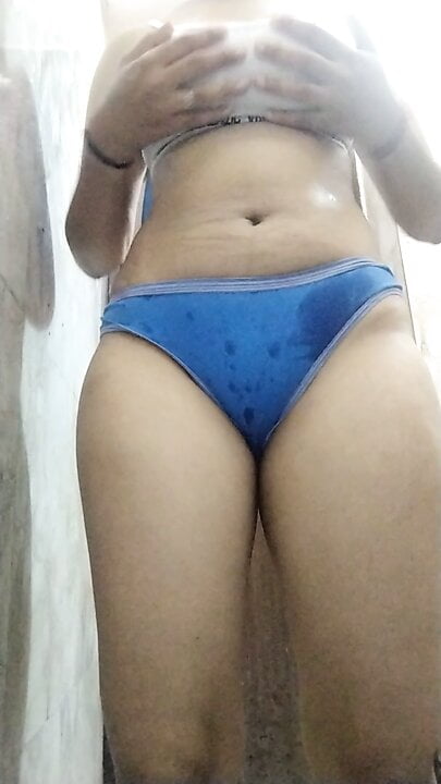 Nahate hue riya ki video banae fir blackmail krkr dosto k sath choda