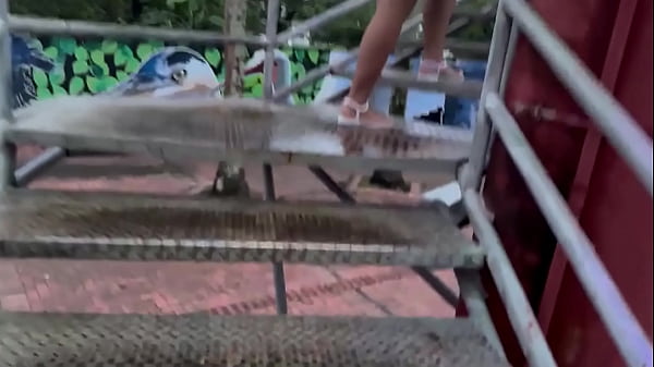 DESCUBRENA A MI NOVIA INDIA DE HERMOSO ROSTRO CHUPANDOME LA VERGA EN LA TORRE ABANDONA Y SE PONE MAS CALIENTE