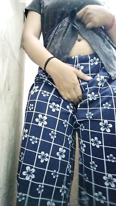 Desi indian girl.ko nangi dekha bathroom m choot mai ungli krte hue