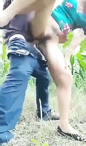 Indian Desi girl ki khet me tang utha kar chudai ki