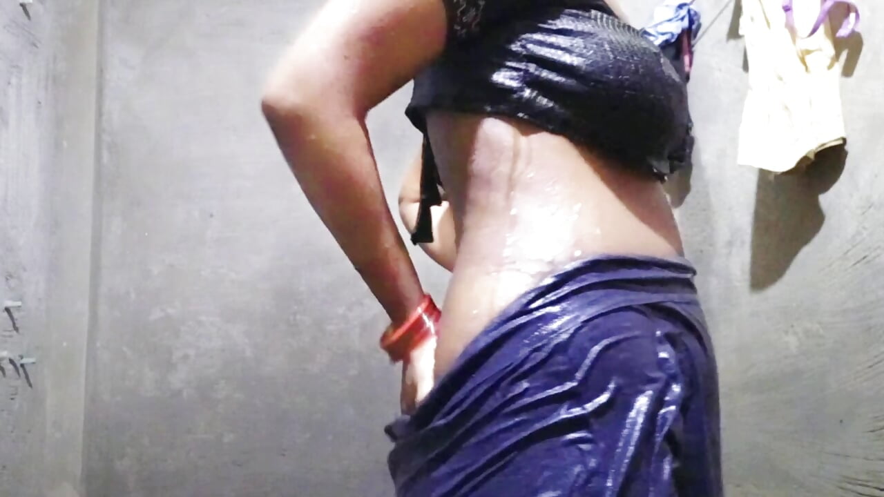 Indian Romantic Sex In Bathroom 🚿 Fingring In Pussy