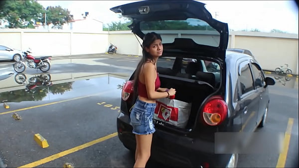 LE AYUDO A LA VECINA FLACA INDIA A LLEVAR SUS BOLSAS AL APARTAMENTO Y ME AGRADECE CON UNA MAMADA Y CABALGANDO MI VERGA HASTA TERMINAR CON EL COÑO GOTEANDO SEMEN