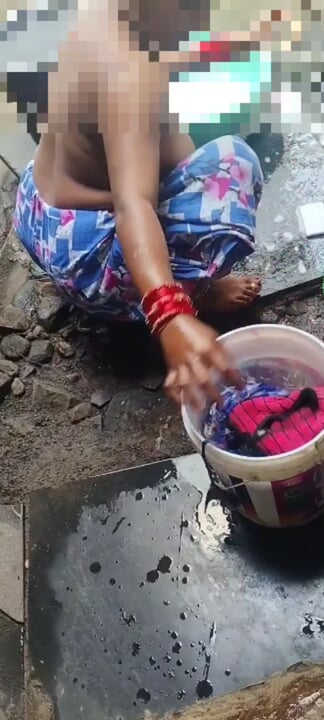 Sister-in-law was bathing in the open, bathing that sister-in-law saw hot sister-in-law’s figure