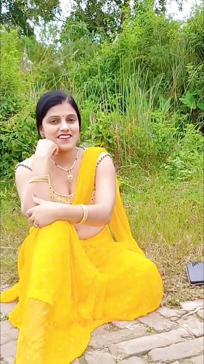 Bhabi ko gift de kar jamke choda. Bhabi in pink saree looks like so beautiful.