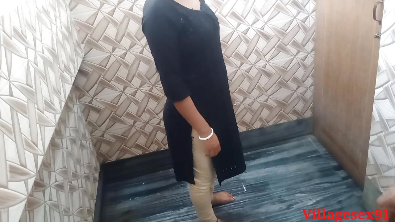 Girlfriend ko bathroom PE dabake chudai