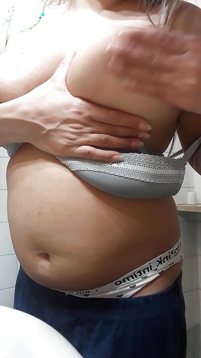 Indian bhabhi got hot and pressed her breasts