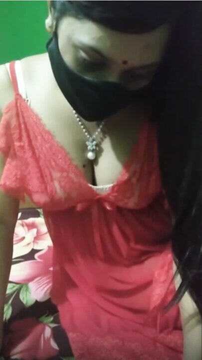 Indian Hot Girl Dances to Bollywood music