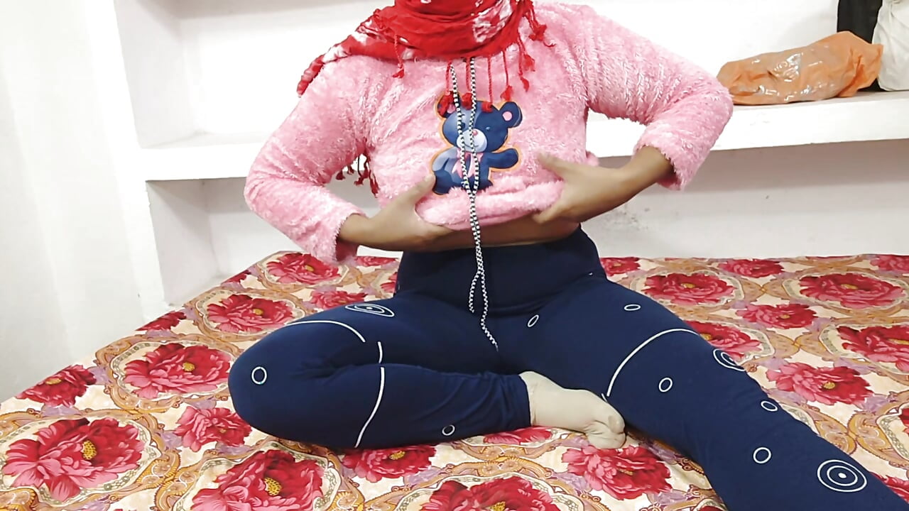 small mallu girl recording a solo sex video finger pusssy and dildo sex rubs