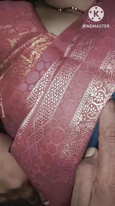 The village woman showed her whole body by wearing her saree. With your boyfriend!