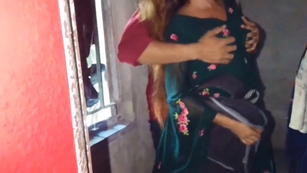 Village student in the underside of chariot video